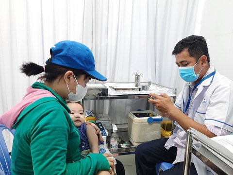 Trẻ tiêm chủng vắc xin trong Chương trình tiêm chủng mở rộng tại TP.HCM - Ảnh: THU HIẾN Trẻ tiêm chủng vắc xin trong Chương trình tiêm chủng mở rộng tại TP.HCM - Ảnh: THU HIẾN