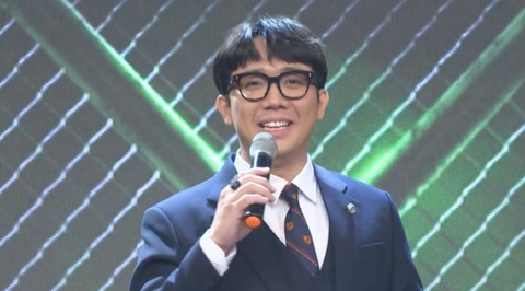 Tạo hình khác lạ của Trấn Thành qua 3 mùa Rap Việt - Ảnh 6. Tạo hình khác lạ của Trấn Thành qua 3 mùa Rap Việt - Ảnh 6.