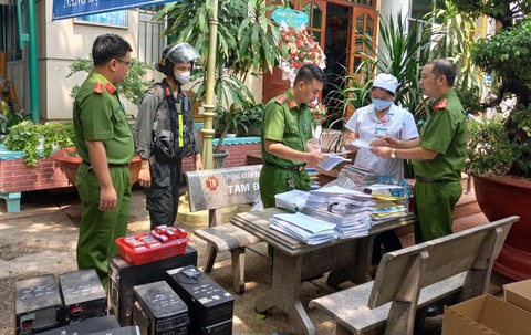 Lực lượng chức năng khám xét, thu giữ nhiều tài liệu tại một phòng khám ở TP Biên Hòa, Đồng Nai - Ảnh: công an cung cấp Lực lượng chức năng khám xét, thu giữ nhiều tài liệu tại một phòng khám ở TP Biên Hòa, Đồng Nai - Ảnh: công an cung cấp