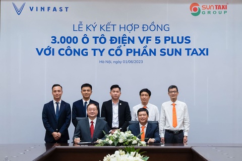 Sun Taxi mua 3.000 xe điện VinFast VF 5 Plus - Ảnh 2. Lễ ký kết hợp hợp đồng 3.000 ô tô điện VF 5 Plus với công ty cổ phần Sun Taxi - Ảnh: D.K