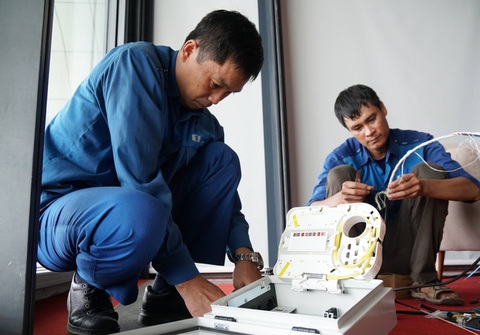 Triển khai hạ tầng băng rộng cáp quang tốc độ 10.000 Mbps đầu tiên tại Việt Nam - Ảnh 1. Nhân viên kỹ thuật nhà mạng đang lắp đặt hệ thống đường truyền cáp quang - Ảnh: MAI HỒNG