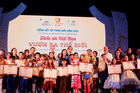 Sử dụng tiếng Anh tại sân chơi "Thiếu nhi Việt Nam - Vươn ra thế giới" - Ảnh 2. Trao thưởng cho các đội xuất sắc góp mặt tại chung kết sân chơi "Thiếu nhi Việt Nam - Vươn ra thế giới" - Ảnh: K.ANH