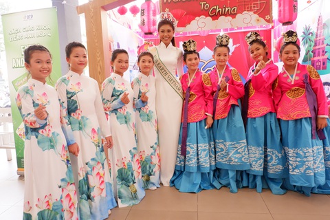 Sử dụng tiếng Anh tại sân chơi "Thiếu nhi Việt Nam - Vươn ra thế giới" - Ảnh 1. Top 20 Miss Earth Thạch Thu Thảo cùng với 2 đội tuyển dự chung kết tại sân chơi “Thiếu nhi Việt Nam - Vươn ra thế giới" - Ảnh: K.ANH