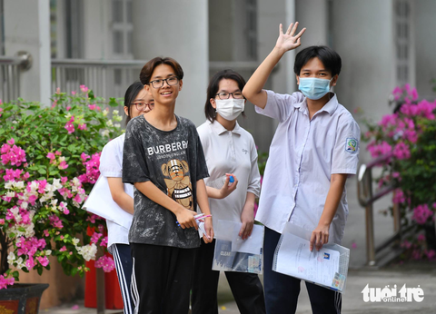 Sáng 10-6, thí sinh thi vào lớp 10 tại Hà Nội thi môn ngữ văn - Ảnh: NGUYÊN BẢO Thí sinh thi lớp 10 Hà Nội tới điểm thi sáng 10-6 để thi môn ngữ văn - Ảnh: NAM TRẦN