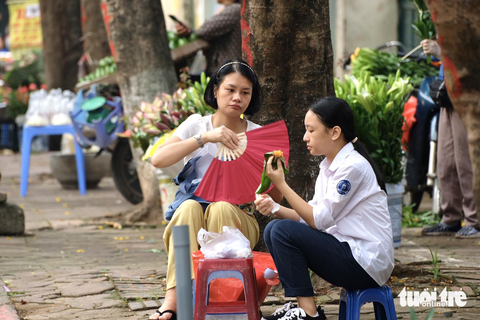 Sáng 10-6, thí sinh thi vào lớp 10 tại Hà Nội thi môn ngữ văn, thời tiết khá oi bức - Ảnh: NGUYÊN BẢO Thời tiết nắng nóng, oi bức là nỗi lo của thí sinh, phụ huynh những ngày thi này - Ảnh: NGUYÊN BẢO