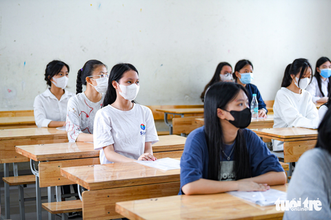 Thí sinh lắng nghe phổ biến quy chế thi tại điểm thi Trường THCS Mễ Trì - Ảnh: NAM TRẦN Thí sinh nghe phổ biến quy chế thi tại điểm thi Trường THCS Mễ Trì trong buổi làm thủ tục dự thi ngày 9-6 - Ảnh: NAM TRẦN