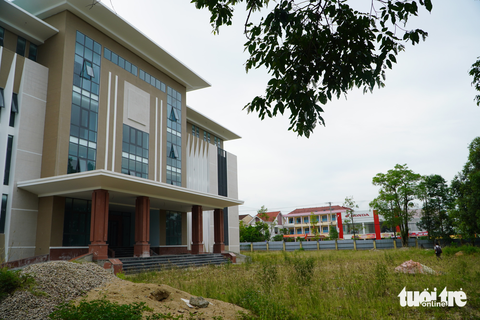 Lựa chọn lại nhà thầu làm tiếp trụ sở huyện đang dở dang - Ảnh 1. Lựa chọn lại nhà thầu làm tiếp trụ sở huyện đang dở dang - Ảnh 1.