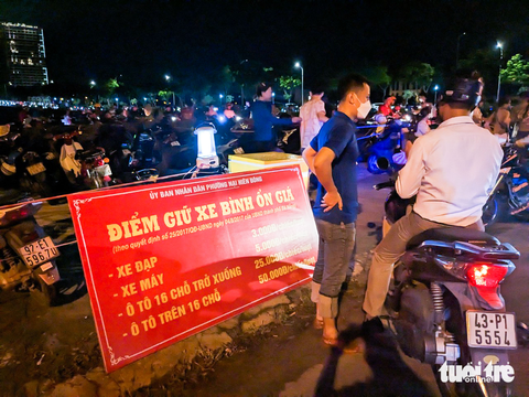 Điểm giữ xe xem pháo hoa của phường chém gấp đôi giá niêm yết - Ảnh 1. Điểm giữ xe xem pháo hoa của phường chém gấp đôi giá niêm yết - Ảnh 1.