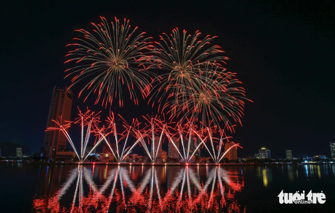 Canada - Pháp đọ pháo hoa tưng bừng trên sông Hàn - Ảnh 4. Canada - Pháp đọ pháo hoa tưng bừng trên sông Hàn - Ảnh 4.