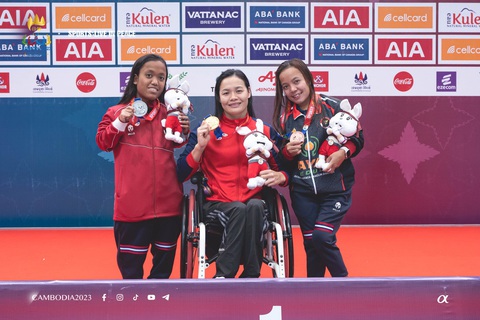 ASEAN Para Games 12: Phía sau những chiếc huy chương - Ảnh 1. Bích Như (giữa), một trong những VĐV thành công nhất của đoàn Việt Nam - Ảnh: Cambodia2023