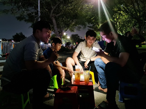 Phố đông đêm không ngủ - Ảnh 2. Dù ở xa, Nguyễn Hồng Vũ (bìa trái) cùng hội anh em thường vui đêm ở bờ đông sông Sài Gòn - Ảnh: CÔNG TRIỆU