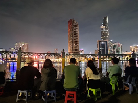Phố đông đêm không ngủ - Ảnh 1. Gió sông mát rượi, view đẹp nên công viên hầm Thủ Thiêm luôn là điểm đến thu hút nhiều bạn trẻ
