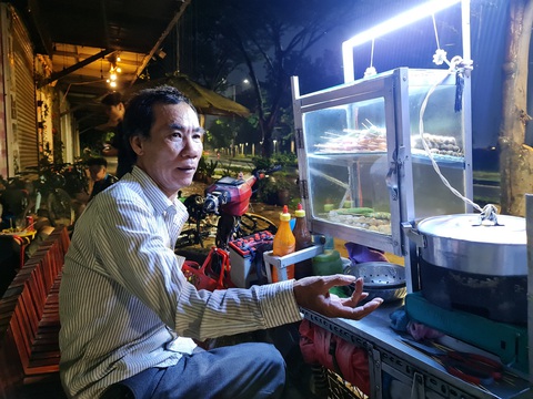 Phố đông đêm không ngủ - Ảnh 4. Đây cũng là nơi ông Dương Văn Thắng mưu sinh mỗi đêm