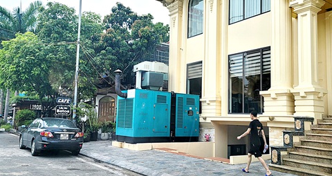 Không thể để thiếu điện kéo dài - Ảnh 3. Một khách sạn tại phường Bãi Cháy, thành phố Hạ Long, tỉnh Quảng Ninh phải huy động máy phát điện công suất lớn để duy trì hoạt động trong lúc bị cắt điện - Ảnh: TIẾN THẮNG
