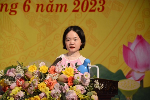 Cô gái không tay Lê Thị Thắm được tuyển đặc cách làm giáo viên - Ảnh 1. Cô gái không tay Lê Thị Thắm được tuyển đặc cách làm giáo viên - Ảnh 1.