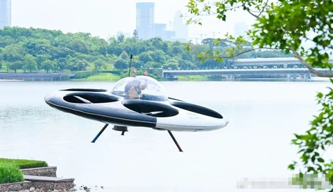 Máy bay điện độc đáo như đĩa bay, người dân xúm lại cổ vũ - Ảnh 2. Máy bay điện độc đáo như đĩa bay, người dân xúm lại cổ vũ - Ảnh 2.