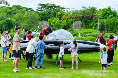 Máy bay điện độc đáo như đĩa bay, người dân xúm lại cổ vũ - Ảnh 4. Máy bay điện độc đáo như đĩa bay, người dân xúm lại cổ vũ - Ảnh 4.