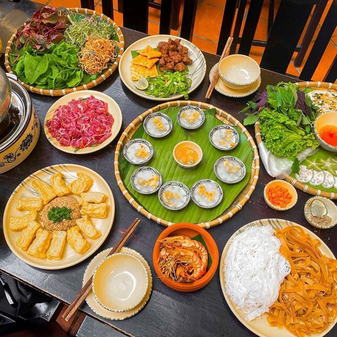 Hai nhà hàng được Michelin đề xuất: Vì sao nhiều nghệ sĩ, chính khách lựa chọn? - Ảnh 2. Những món thuần Việt dân dã rất được yêu thích ở Quán ăn Ngon - Ảnh: DETO