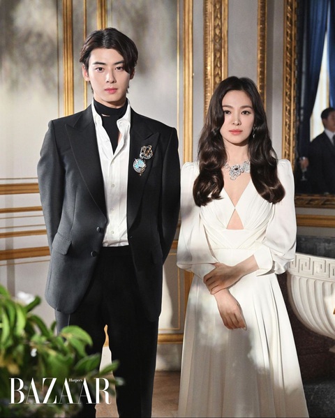 Song Hye Kyo và Cha Eun Woo khiến sân bay náo loạn - Ảnh 1. Song Hye Kyo và Cha Eun Woo khiến sân bay náo loạn - Ảnh 1.