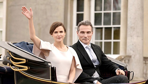 The Diplomat: Vén bức màn đen của chính trị và hôn nhân - Ảnh 1. Keri Russell (trái, vai Kate Wyler) và Rufus Sewell (vai Hal Wyler) trong phim The Diplomat. Mối quan hệ của vợ chồng nhà Wyler phơi bày những góc khuất trong hôn nhân. Nhưng điểm nhấn của phim vẫn là những cuộc đấu trí chính trị cuốn hút - Ảnh: IMDb