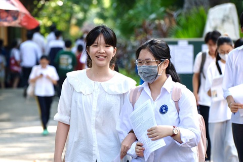 Thí sinh tại điểm thi THPT Chu Văn An vui vẻ bước ra khỏi điểm thi - Ảnh: NGUYÊN BẢO "Đề thi quá dễ. Chúng em đã hoàn thành bài thi rất tốt, đạt 70-80% bài thi", nhiều thí sinh cho hay - Ảnh: NGUYÊN BẢO