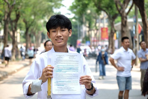 Công bố đáp án môn ngữ văn thi tốt nghiệp - Ảnh 1. Công bố đáp án môn ngữ văn thi tốt nghiệp - Ảnh 1.