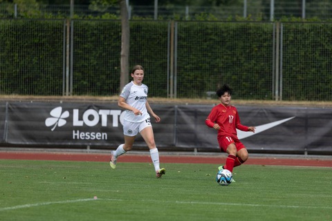 Tuyển nữ Việt Nam đánh bại Eintracht Frankfurt 2-1 - Ảnh 1. Tuyển nữ Việt Nam đánh bại Eintracht Frankfurt 2-1 - Ảnh 1.