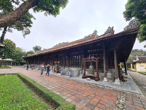 Đô thị di sản Huế thiếu bảo tàng xứng tầm - Ảnh 1. Bảo tàng Cổ vật cung đình Huế đang sử dụng điện Long An - ngôi điện bằng gỗ có kiến trúc độc đáo bậc nhất Việt Nam - làm nơi trưng bày cổ vật - Ảnh: NHẬT LINH