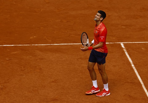 Djokovic - Ruud (ván 1) 0-2: Djokovic mất break - Ảnh 1. Djokovic mắc quá nhiều lỗi đánh bóng hỏng sau hai bàn đấu đầu tiên - Ảnh: REUTERS