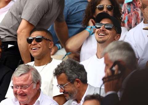 Djokovic - Ruud 7-6, 3-0: Djokovic giành break - Ảnh 3. Ngôi sao bóng đá Mbappe (trái) và cựu cầu thủ Zlatan Ibrahimovic trên khán đài theo dõi trận chung kết - Ảnh: REUTERS