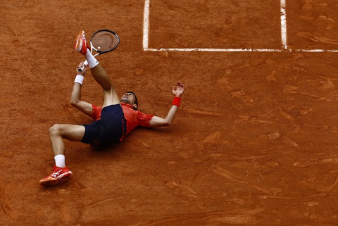 Djokovic - Ruud 7-6, 3-0: Djokovic giành break - Ảnh 1. Djokovic té ngã sau pha nỗ lực cứu bóng bất thành - Ảnh: REUTERS