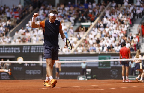 Djokovic - Ruud 7-6: Djokovic vượt khó - Ảnh 1. Ruud chơi khá hay trong ván 1 trước Djokovic - Ảnh: REUTERS