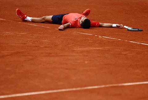 Vô địch Roland Garros 2023, Djokovic giành Grand Slam thứ 23 - Ảnh 1. Djokovic tận hưởng khoảnh khắc chiến thắng - Ảnh: REUTERS