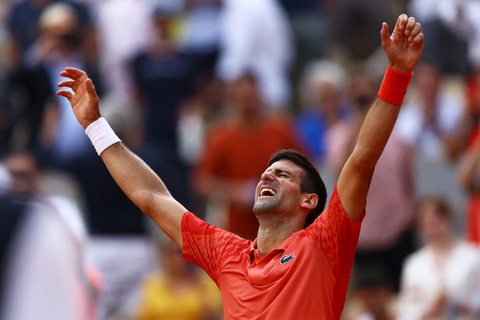Vô địch Roland Garros 2023, Djokovic giành Grand Slam thứ 23 - Ảnh 1. Niềm vui của Djokovic sau khi giành chiến thắng ở chung kết Roland Garros 2023 - Ảnh: REUTERS