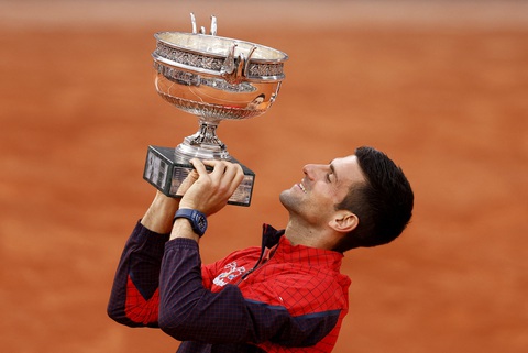 Vô địch Roland Garros 2023, Djokovic giành Grand Slam thứ 23 - Ảnh 1. Djokovic nâng cao chức vô địch Roland Garos 2023 - Ảnh: REUTERS