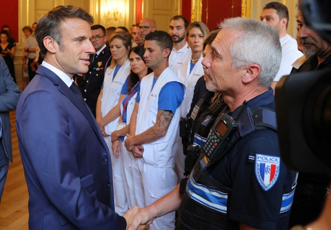 Những nhát dao đâm trẻ em và cuộc khủng hoảng nhập cư - Ảnh 2. Tổng thống Pháp Emmanuel Macron phải thân chinh đến khu vực xảy ra hành vi đâm người dân vào ngày 9-6 để gặp lực lượng cảnh sát và cứu hộ - Ảnh: REUTERS