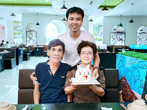 Món quà thời gian tặng ba mẹ - Ảnh 1. Bác sĩ Lê Quốc Tuấn muốn dành nhiều thời gian bên ba mẹ nhất có thể - Ảnh: NVCC