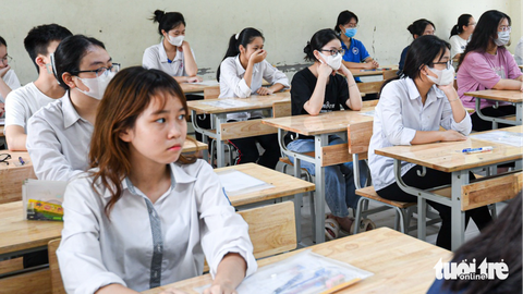 Thi vào lớp 10 ở Hà Nội: Đề dễ, suất trường công khó - Ảnh 1. Thí sinh thi vào lớp 10 ở Hà Nội trước giờ thi môn văn sáng 10-6 - Ảnh: NAM TRẦN