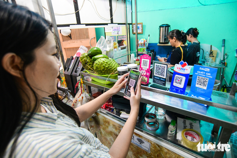 Thế hệ không tiền mặt dẫn dắt xu hướng tiêu dùng hiện đại - Ảnh 2. Với nhiều người trẻ, điện thoại thông minh là chiếc ví có thể thay thế mọi hoạt động cần đến tiền mặt - Ảnh: QUANG ĐỊNH