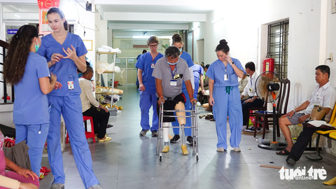 ‘Có chân giả tôi đi lại thuận tiện hơn…’ - Ảnh 2. ‘Có chân giả tôi đi lại thuận tiện hơn…’ - Ảnh 2.