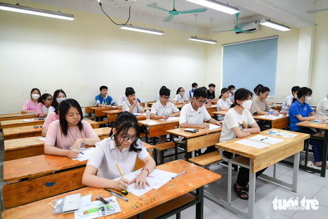 Kỳ thi lớp 10 tại Hà Nội: Đề toán in mờ khiến thí sinh hiểu lầm? - Ảnh 1. Kỳ thi lớp 10 tại Hà Nội: Đề toán in mờ khiến thí sinh hiểu lầm? - Ảnh 1.