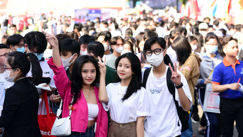 Ngày hội lựa chọn nguyện vọng xét tuyển đại học: Đồng hành cùng thí sinh thời điểm quyết định - Ảnh 1. Đông đảo học sinh đến Trường ĐH Bách khoa TP.HCM để tham gia Ngày hội tư vấn tuyển sinh - hướng nghiệp 2023 do báo Tuổi Trẻ tổ chức - Ảnh: DUYÊN PHAN