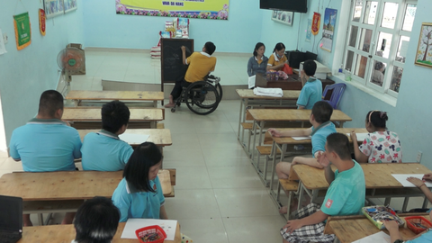 Người thầy 'hơn cả phi thường' - Ảnh 1. Thầy Dũng dạy vẽ cho học sinh khuyết tật - Ảnh: B.D.