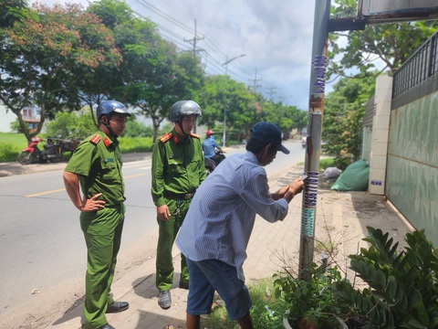 Buộc 5 người dán bậy hút hầm cầu cạo, gỡ sản phẩm trên cột điện, bờ tường - Ảnh 4. Buộc 5 người dán bậy hút hầm cầu cạo, gỡ sản phẩm trên cột điện, bờ tường - Ảnh 4.