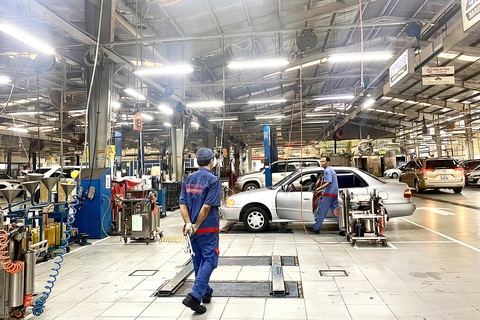 Đại lý ô tô làm đăng kiểm: Mong sớm có thông tư hướng dẫn - Ảnh 1. Nhân viên kỹ thuật tại Toyota Bến Thành kiểm tra, bảo dưỡng xe chiều 10-6 - Ảnh: THU DUNG