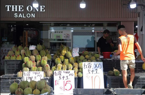 Sầu riêng nhiều và rẻ, dân Singapore chơi gắp... sầu riêng - Ảnh 2. Sầu riêng nhiều và rẻ, dân Singapore chơi gắp... sầu riêng - Ảnh 2.