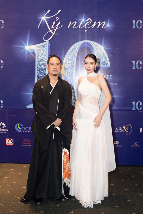 Hoa hậu Ban Mai là Queen of the night trong sự kiện công bố ba cuộc thi nhan sắc mới - Ảnh 4. Nhà thiết kế Võ Việt Chung và hoa hậu Ban Mai tại sự kiện. Dịp này, NTK Võ Việt Chung cũng đã công bố bản quyền ba cuộc thi nhan sắc mới của anh là Hoa hậu Hành tinh xanh Việt Nam, Hoa hậu Ngọc trai Việt Nam, Hoa hậu Lụa - Di sản Việt Nam