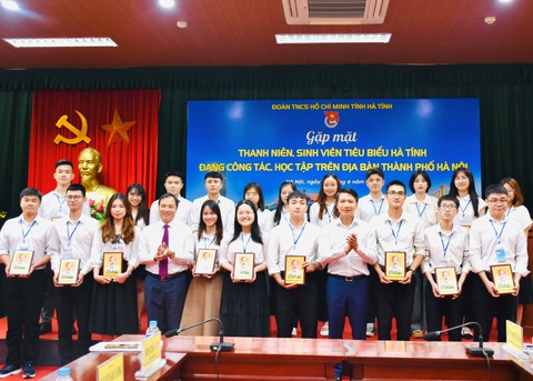 Hà Tĩnh tiếp tục thu hút sinh viên xuất sắc vào cơ quan nhà nước - Ảnh 1. Hà Tĩnh tiếp tục thu hút sinh viên xuất sắc vào cơ quan nhà nước - Ảnh 1.