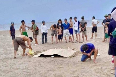 Ba em nhỏ tắm biển chết đuối - Ảnh 1. Ba em nhỏ tắm biển chết đuối - Ảnh 1.
