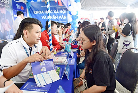 Các ngày hội tư vấn tuyển sinh của báo Tuổi Trẻ đều thu hút nhiều đơn vị giáo dục tham gia. Trong ảnh: Ngày hội tư vấn tuyển sinh - hướng nghiệp 2023 tại TP.HCM có 190 gian tư vấn của các trường, tư vấn trực tiếp cho phụ huynh, học sinh - Ảnh: DUYÊN PHAN Các ngày hội tư vấn tuyển sinh của báo Tuổi Trẻ đều thu hút nhiều đơn vị giáo dục tham gia. Trong ảnh: Ngày hội tư vấn tuyển sinh - hướng nghiệp 2023 tại TP.HCM có 190 gian tư vấn của các trường, tư vấn trực tiếp cho phụ huynh, học sinh - Ảnh: DUYÊN PHAN